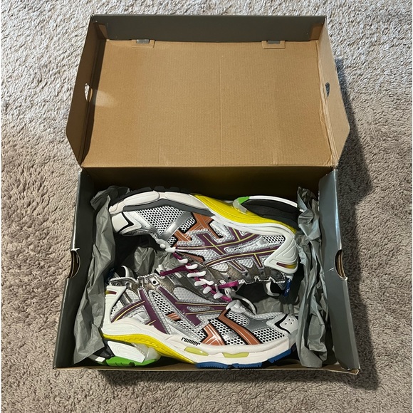 Balenciaga Runners in the grey color way there a size 45 EU - Picture 2 of 4